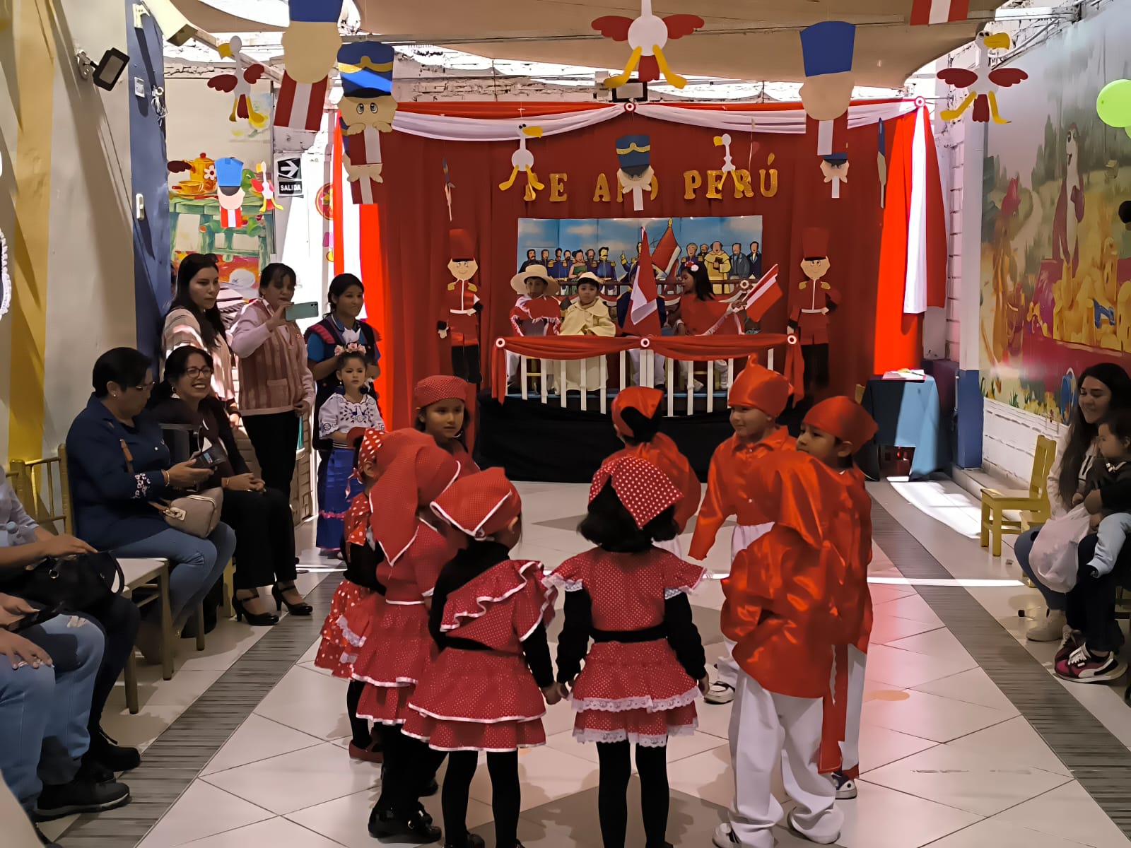 Niños del Cuna Jardín Cristo Blanco bailando danza folclórica arequipeña