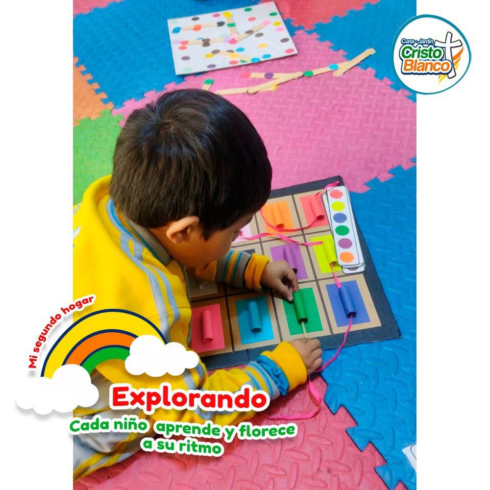 Niño realizando manualidad en el jardín de niños Cristo Blanco