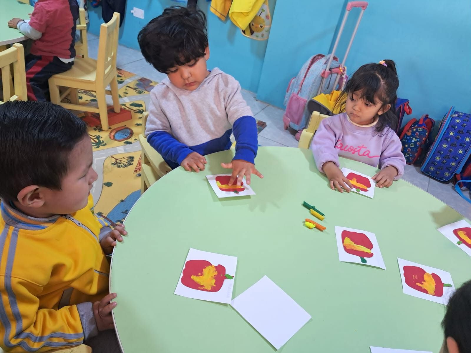 Niños en taller de artes plásticas — Cuna Jardín Cristo Blanco